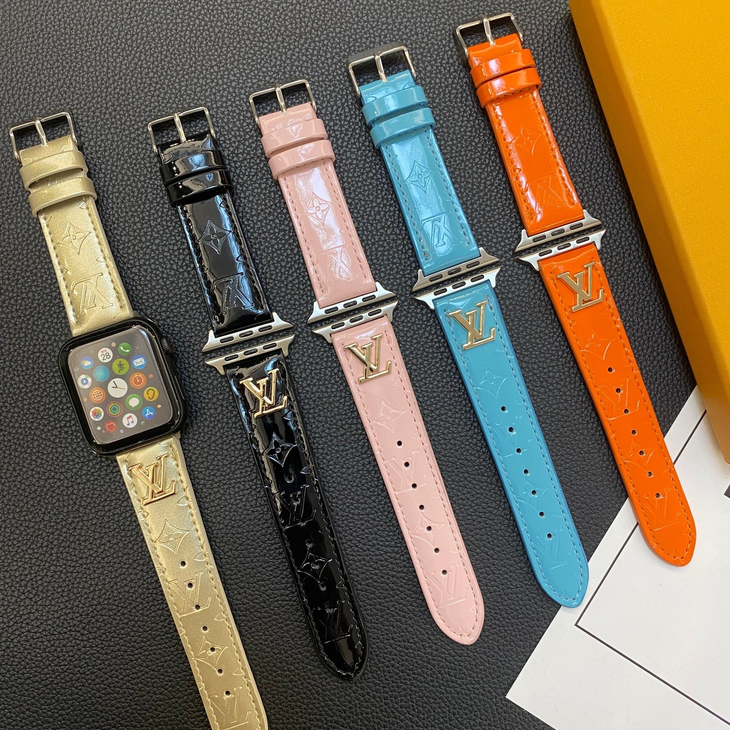 光沢のあるレザーの Apple Watch ストラップ 高級メタルのロゴ