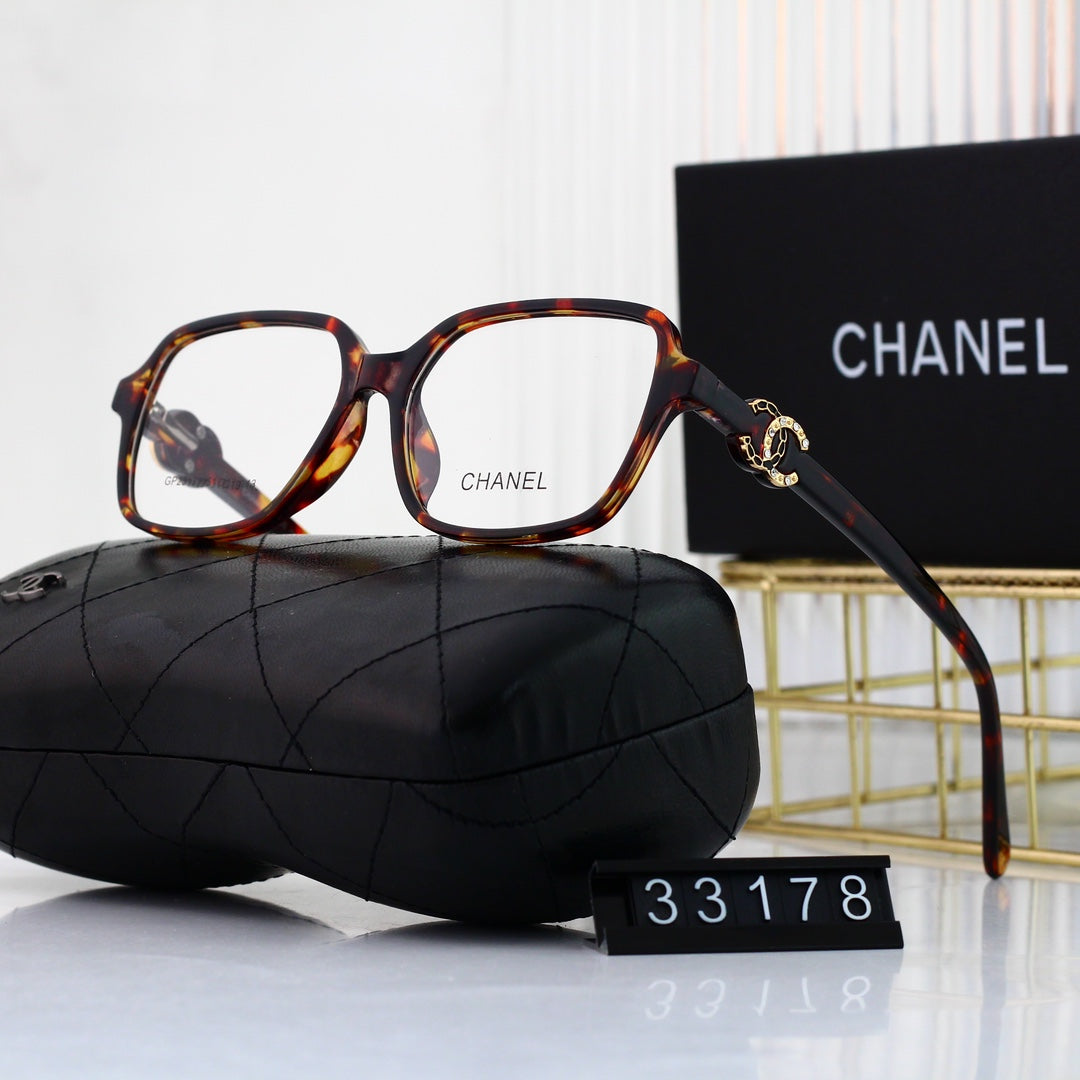 Négyzet alakú gyémánt logós szemüveg