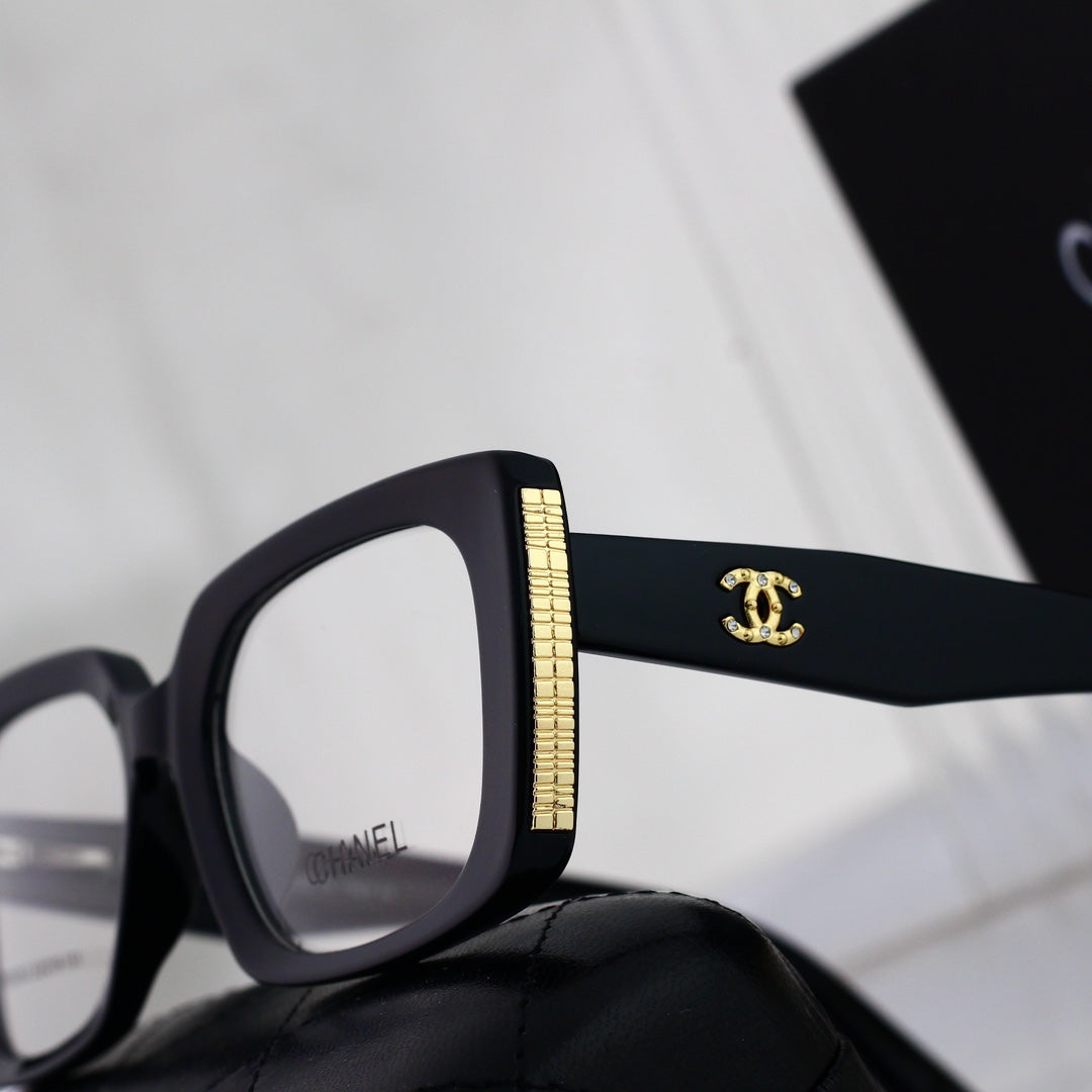 Négyzet alakú vastag keretű divatszemüveg