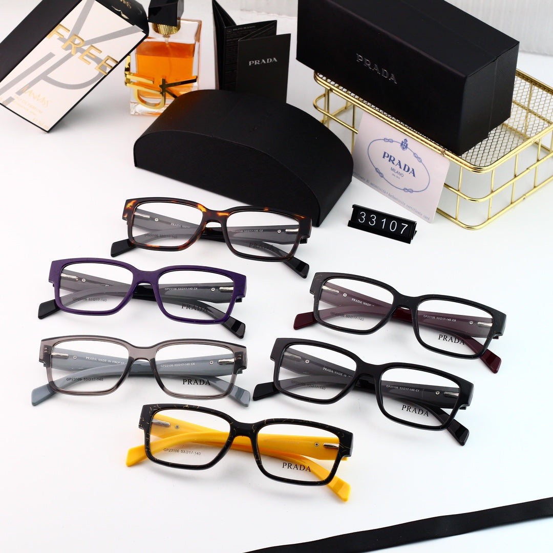 Klassische quadratische Brille mit Dreieck-Logo