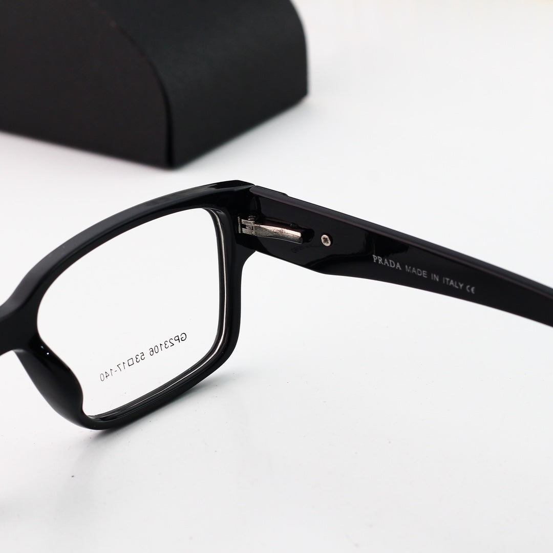 Klassische quadratische Brille mit Dreieck-Logo