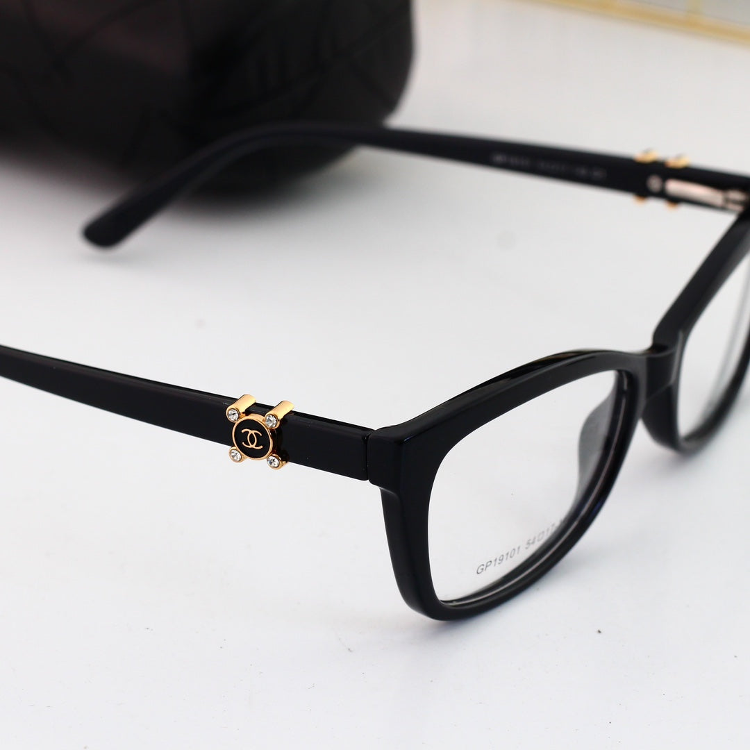 Divatos strasszos logós szemüvegek