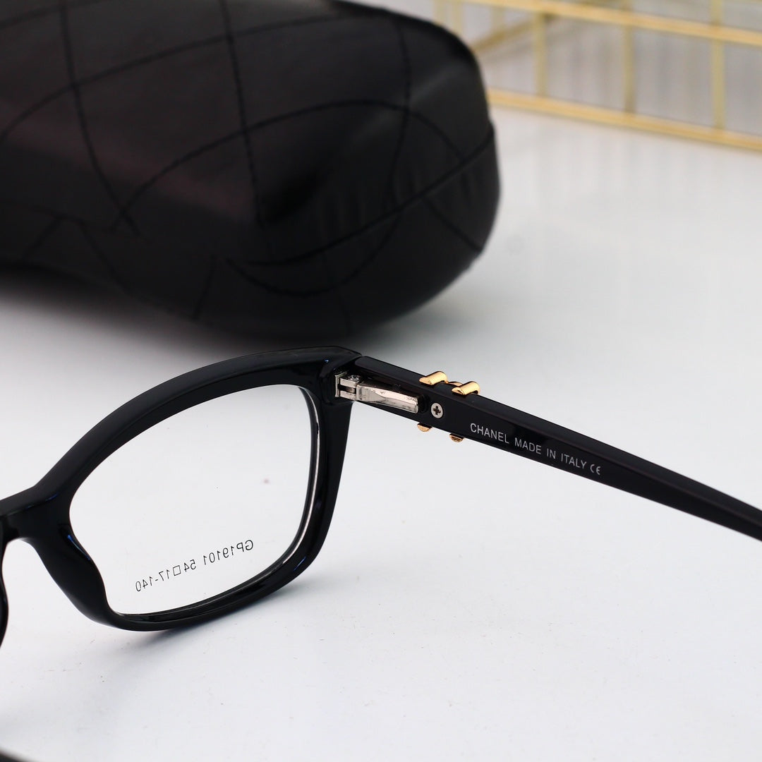 Divatos strasszos logós szemüvegek