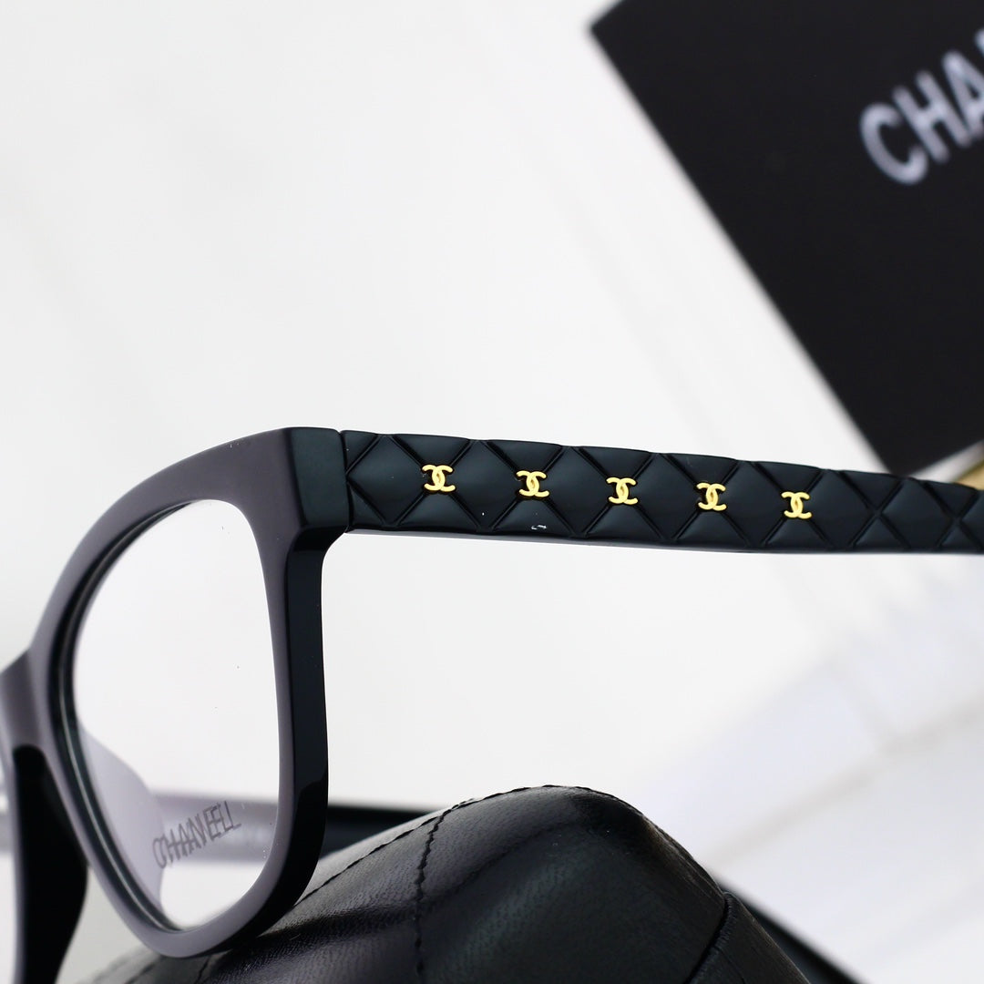 Stílusos fémkeretes szemüveg