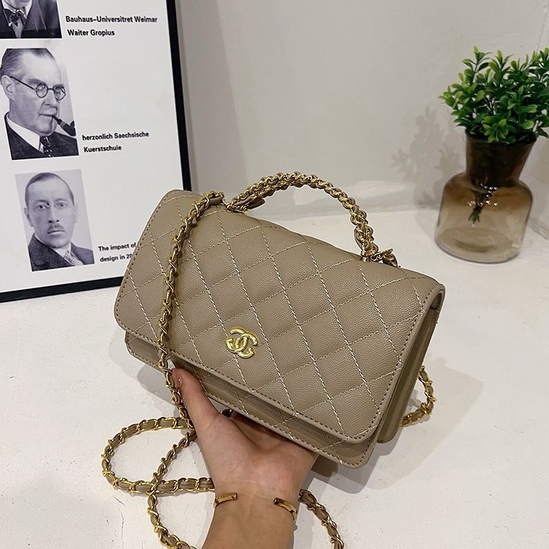 ウォレット オン チェーン 光沢のあるラムスキン パール ゴールドトーン メタル