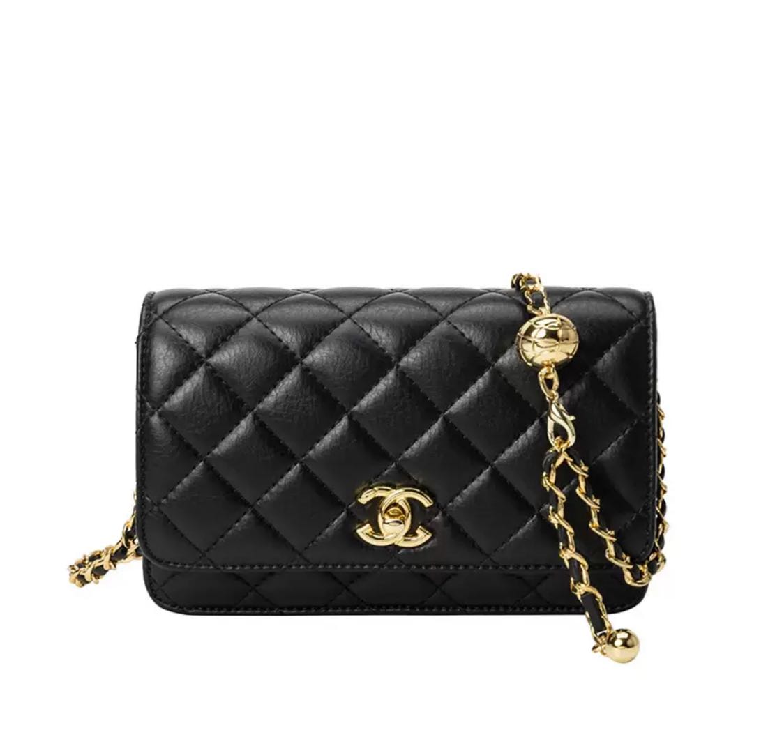 ウォレット オン チェーン 光沢のあるラムスキン パール ゴールドトーン メタル