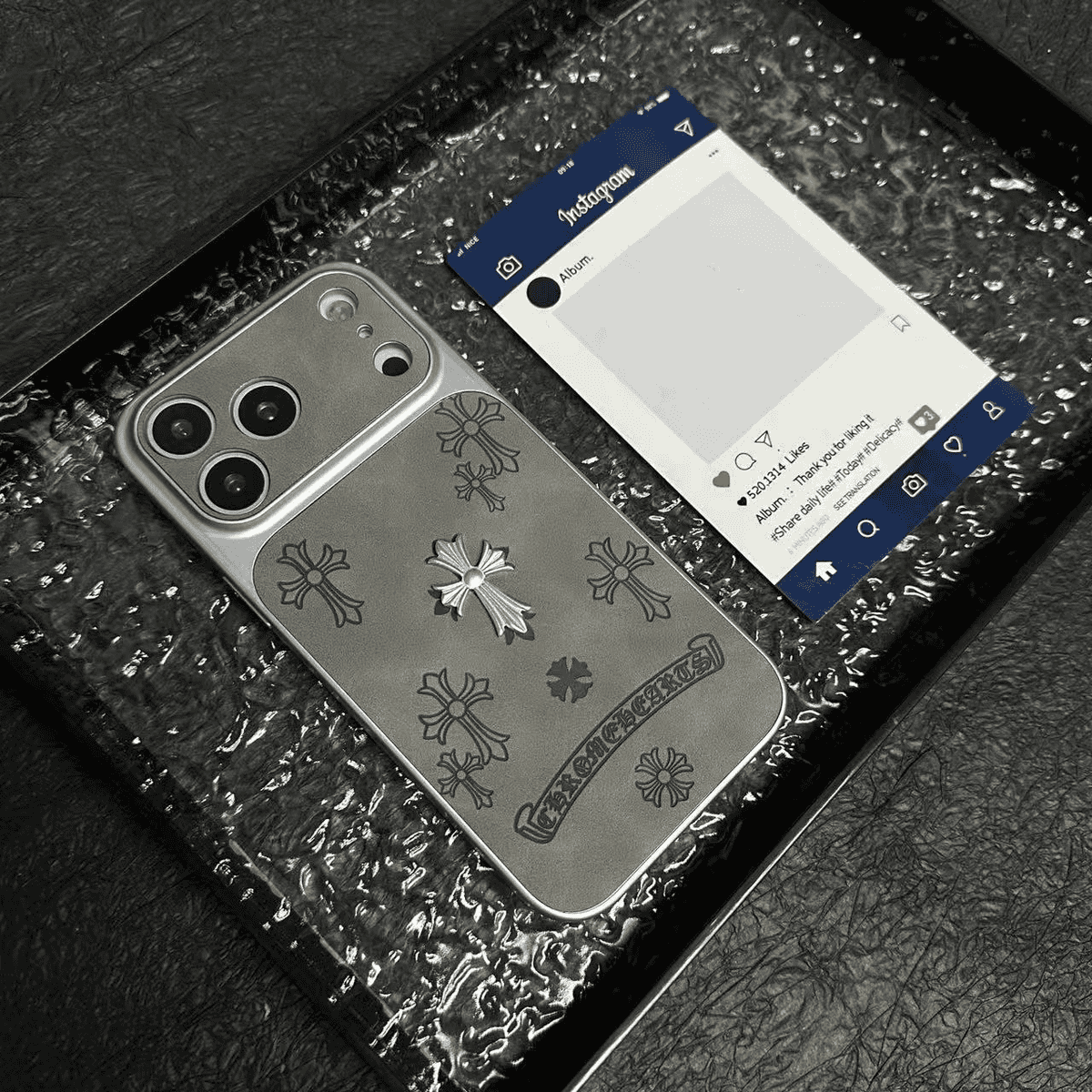 Étui pour iPhone en cuir inspiré de Chrome Hearts, texture premium, protection fine
