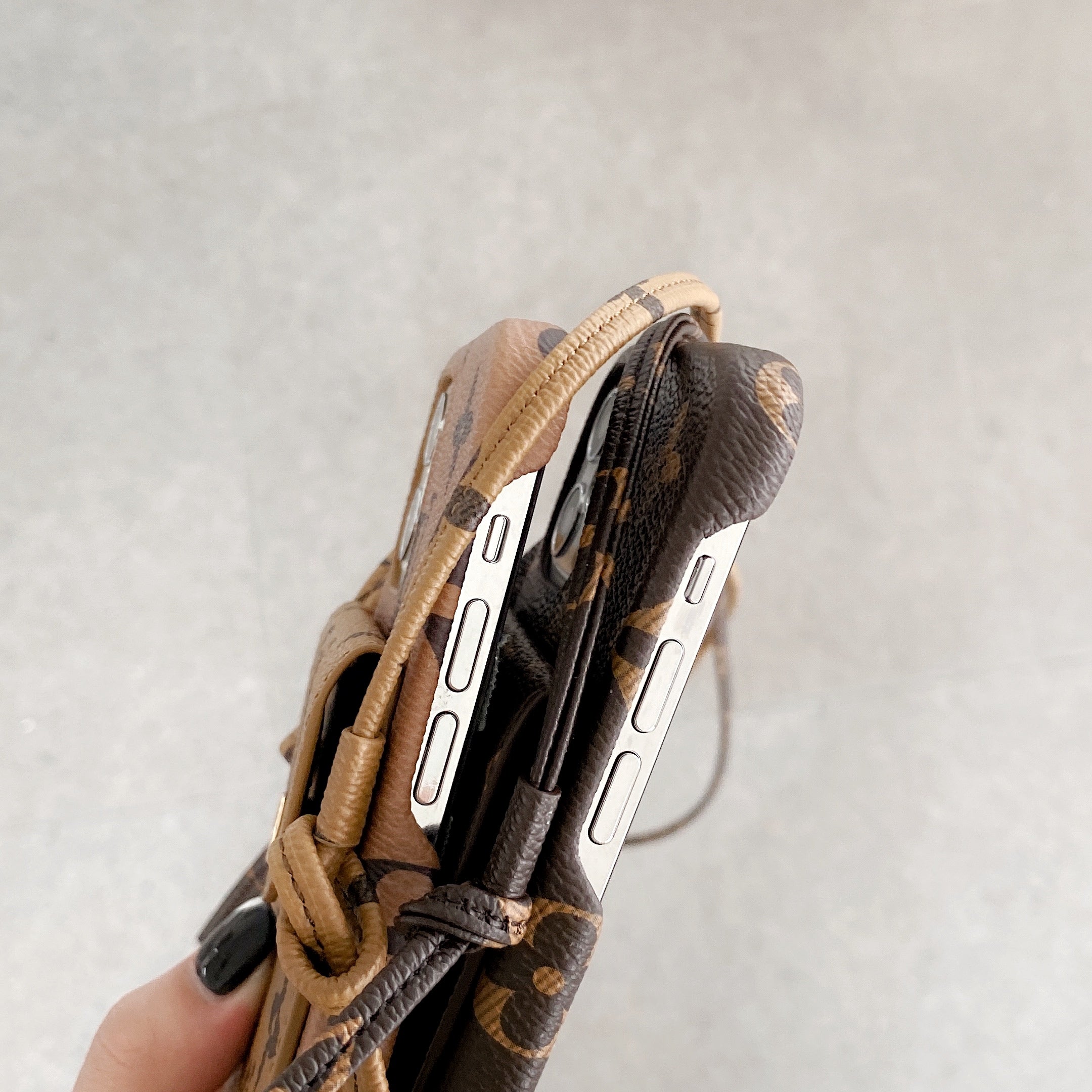 Pouzdro na iPhone s koženým řetízkem Lou