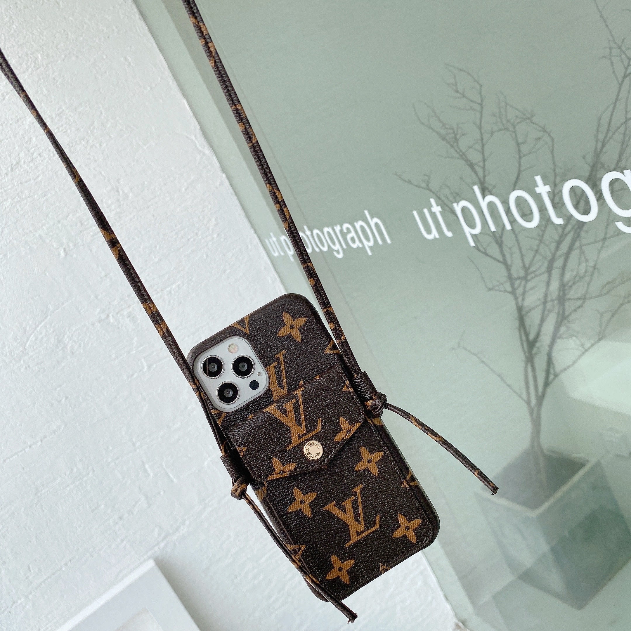 Pouzdro na iPhone s koženým řetízkem Lou